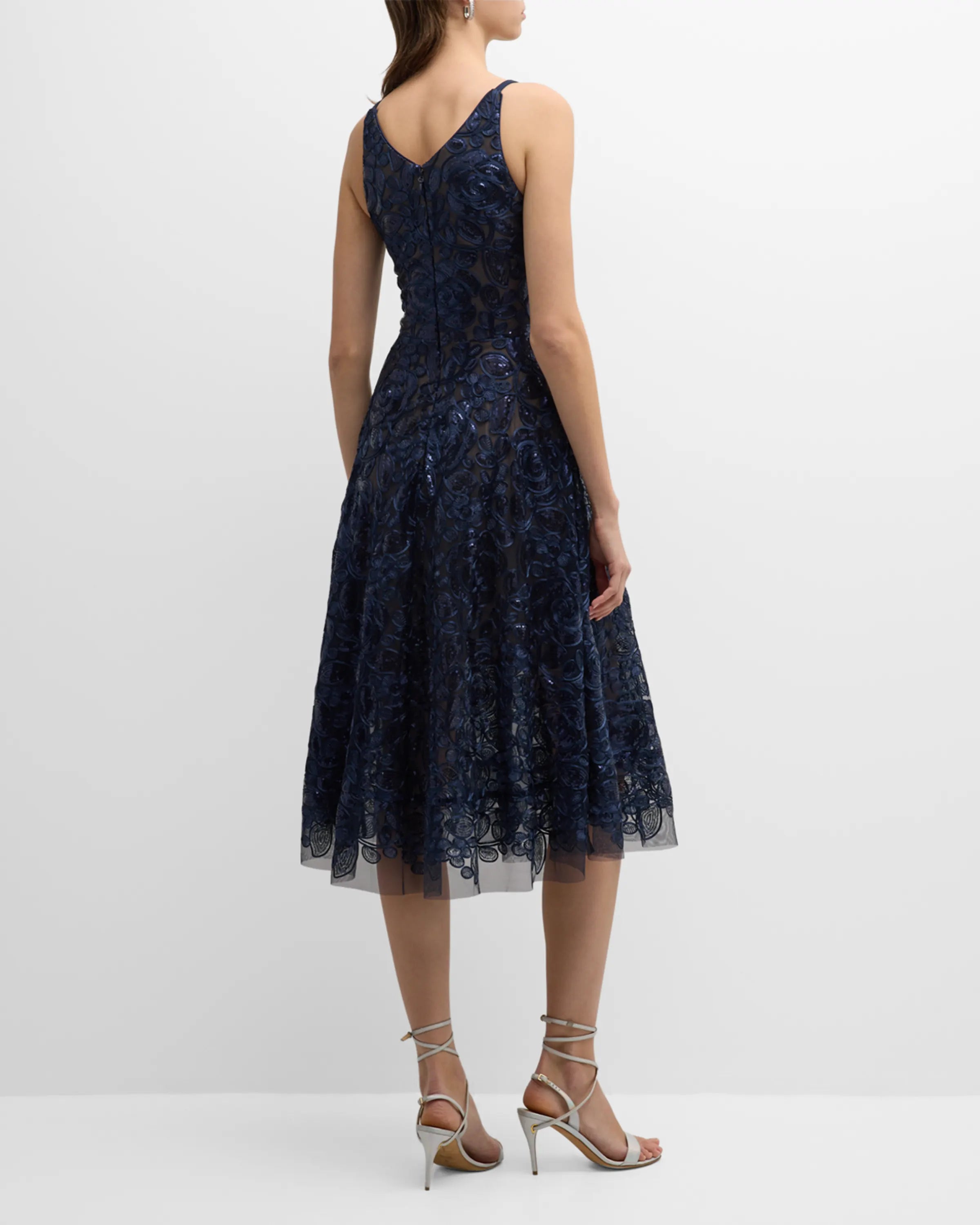 Elegante vestido de fiesta de longitud media con escote en V, sin mangas, hombros descubiertos y bordado con lentejuelas